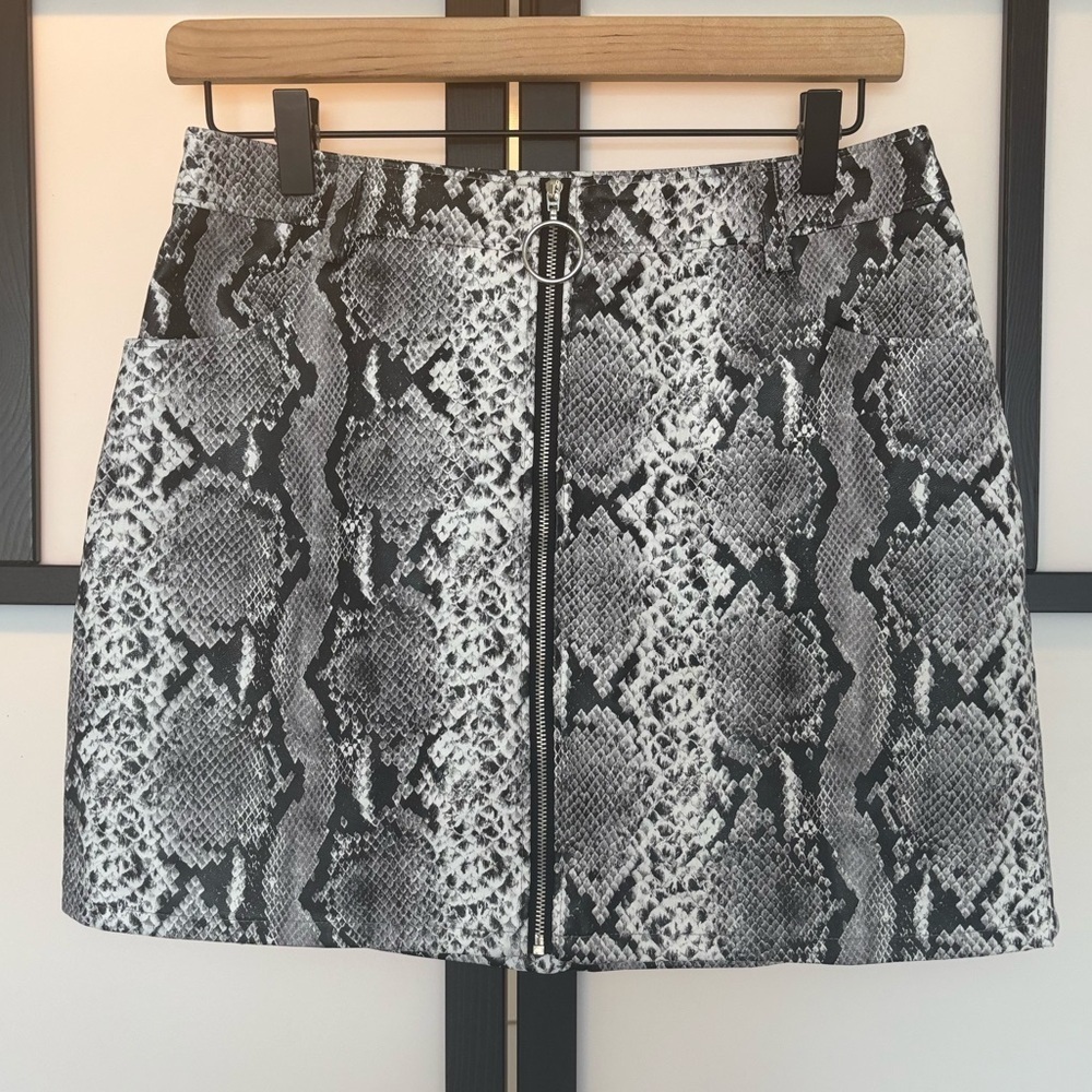 Honey Punch faux Leather snake print skirt.‎ Size Large